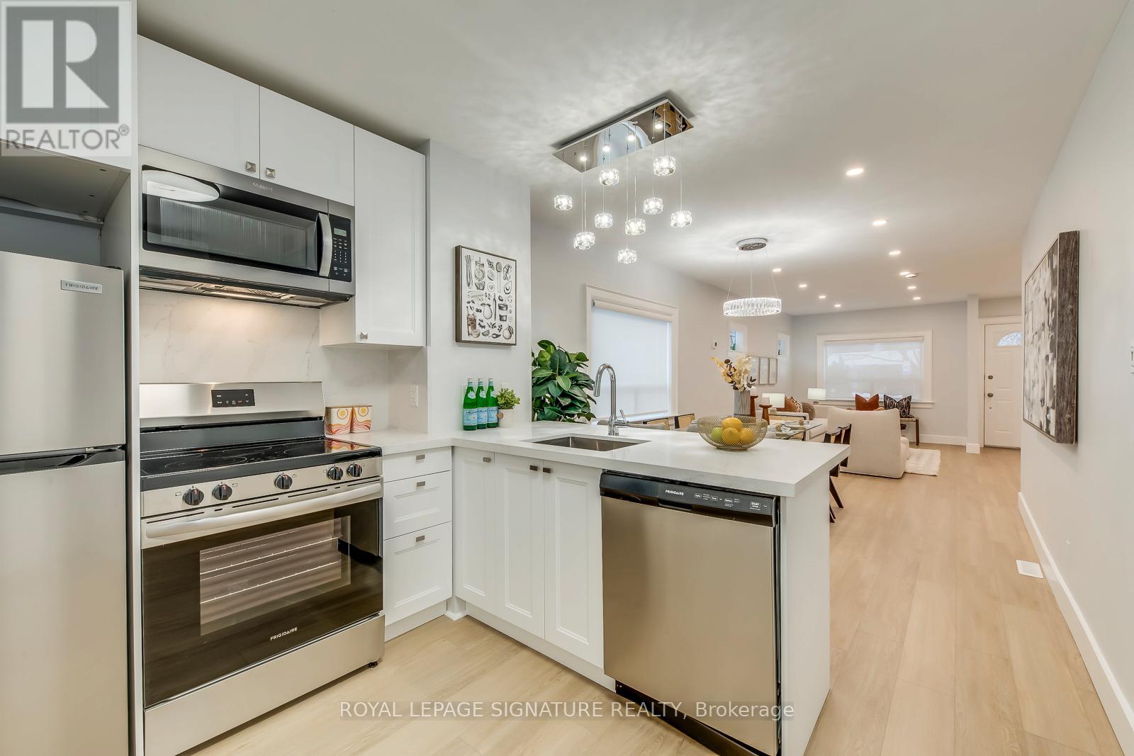 977 Broadview Avenue, Toronto, Ontario  M4K 2R9 - Photo 16 - E12709724