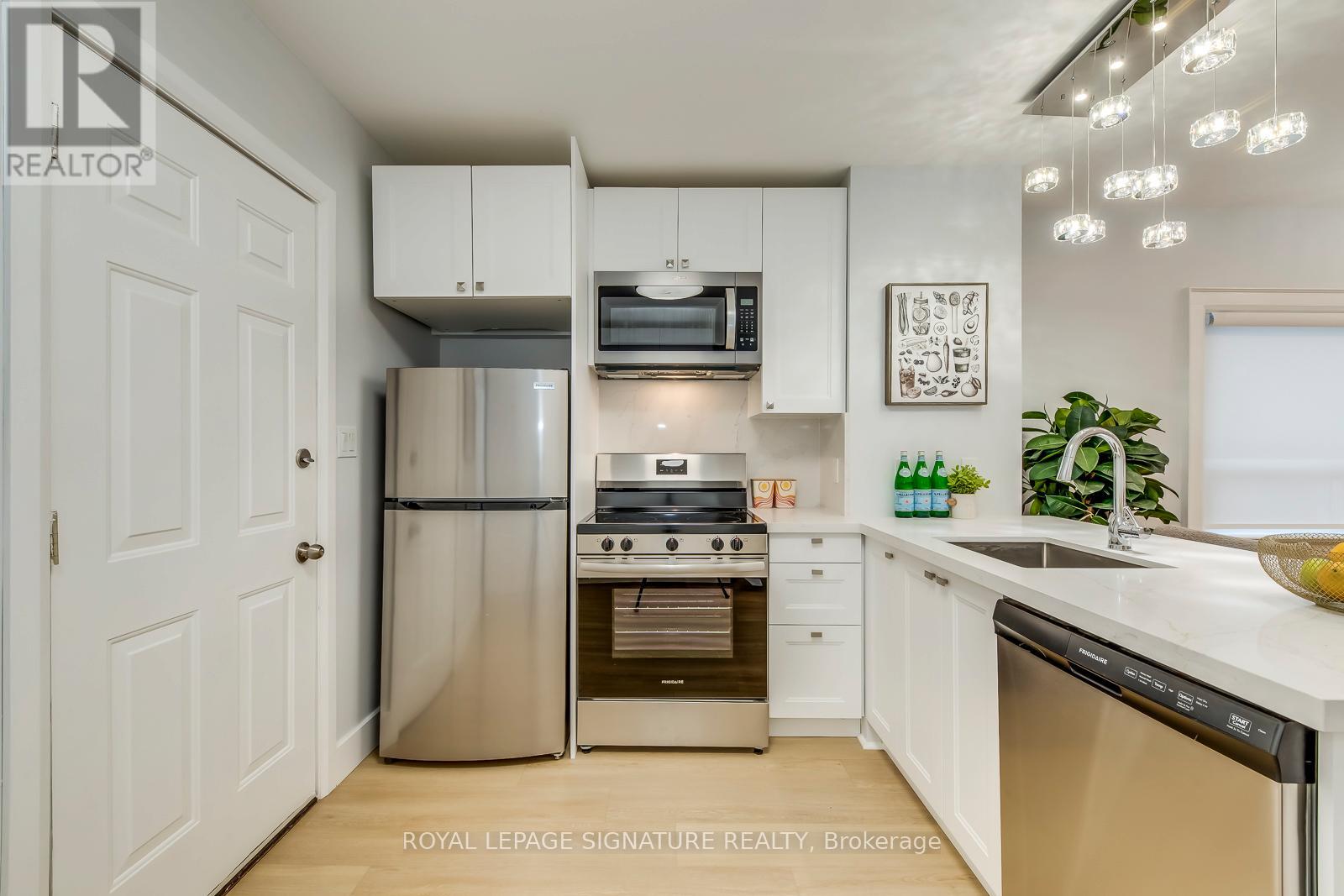 977 Broadview Avenue, Toronto, Ontario  M4K 2R9 - Photo 15 - E12709724