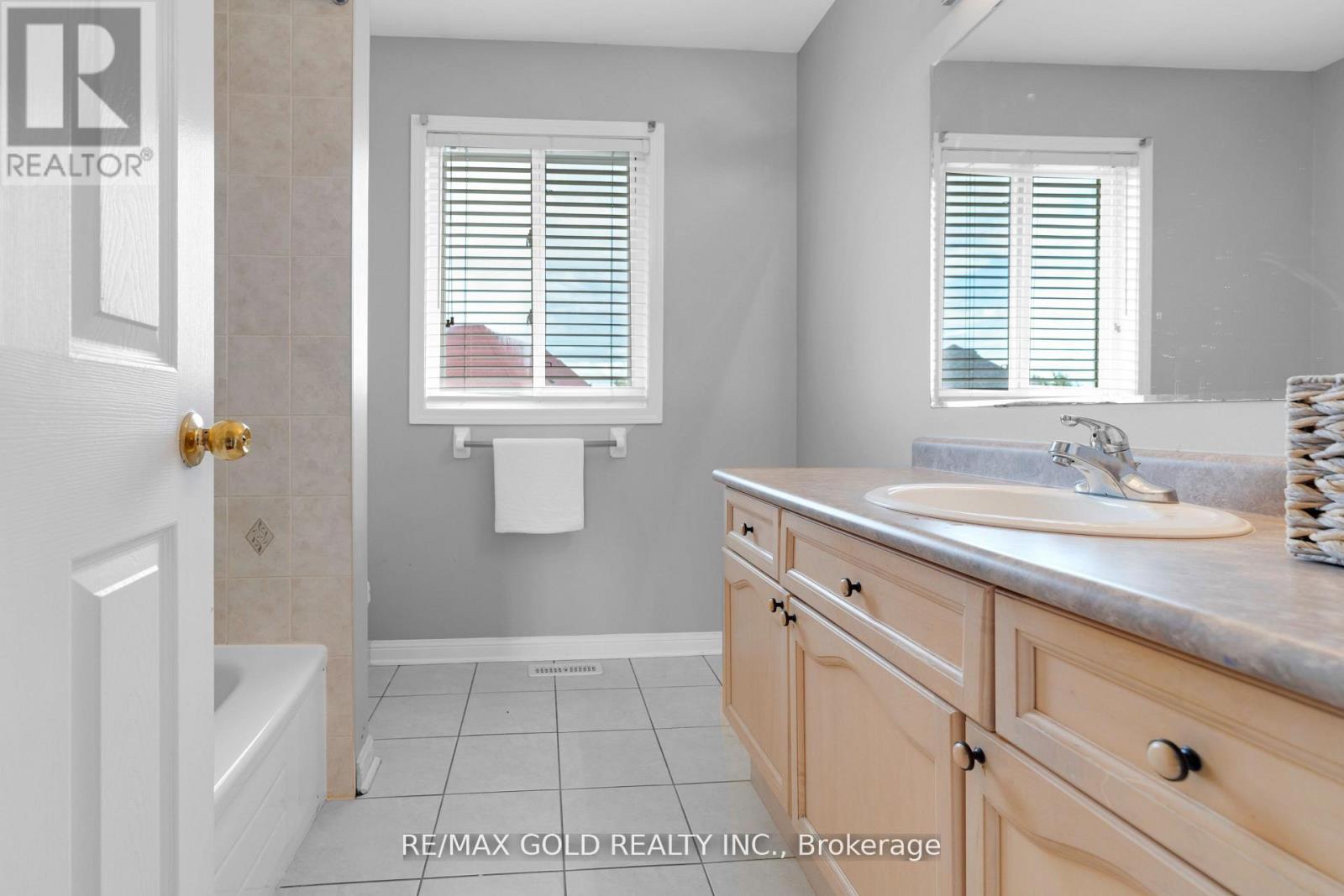 255 Brisdale Drive, Brampton (Fletcher's Meadow), Ontario  L7A 2T3 - Photo 30 - W12404710