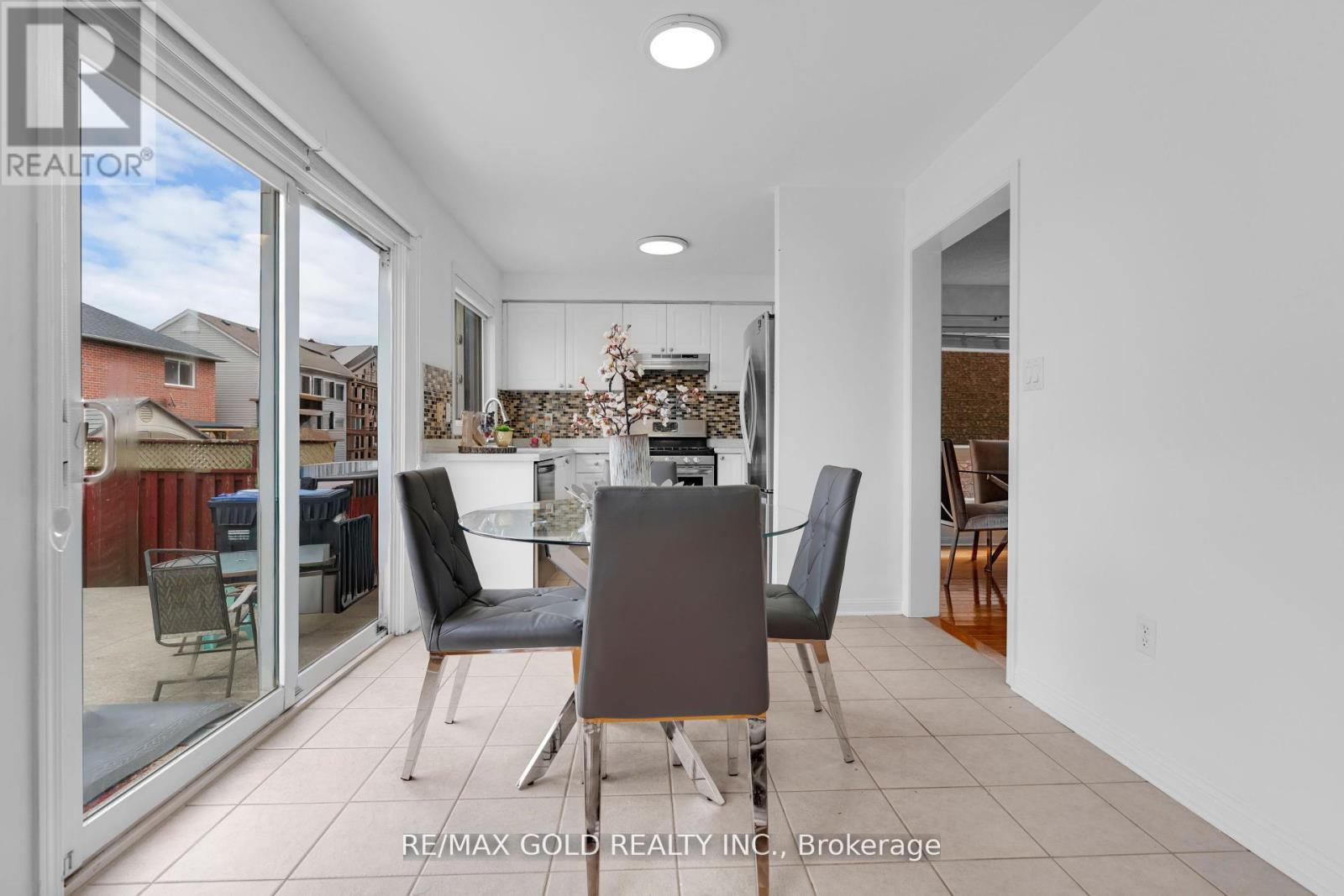 255 Brisdale Drive, Brampton (Fletcher's Meadow), Ontario  L7A 2T3 - Photo 8 - W12404710