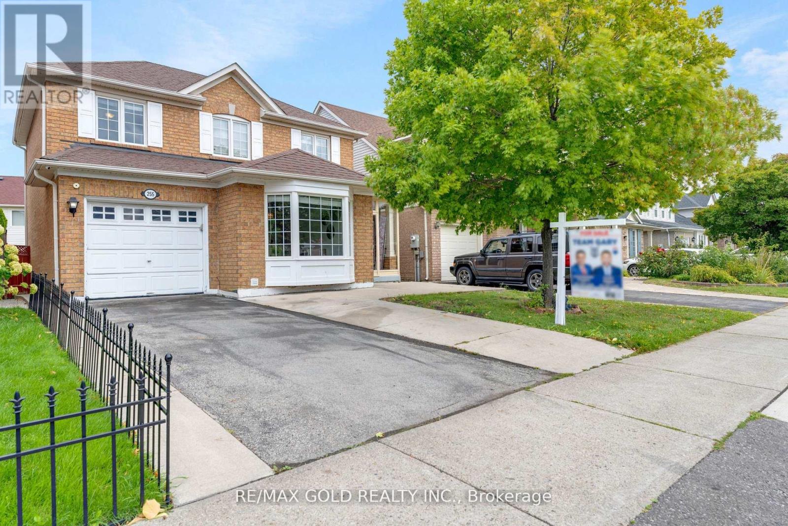 255 Brisdale Drive, Brampton (Fletcher's Meadow), Ontario  L7A 2T3 - Photo 2 - W12404710