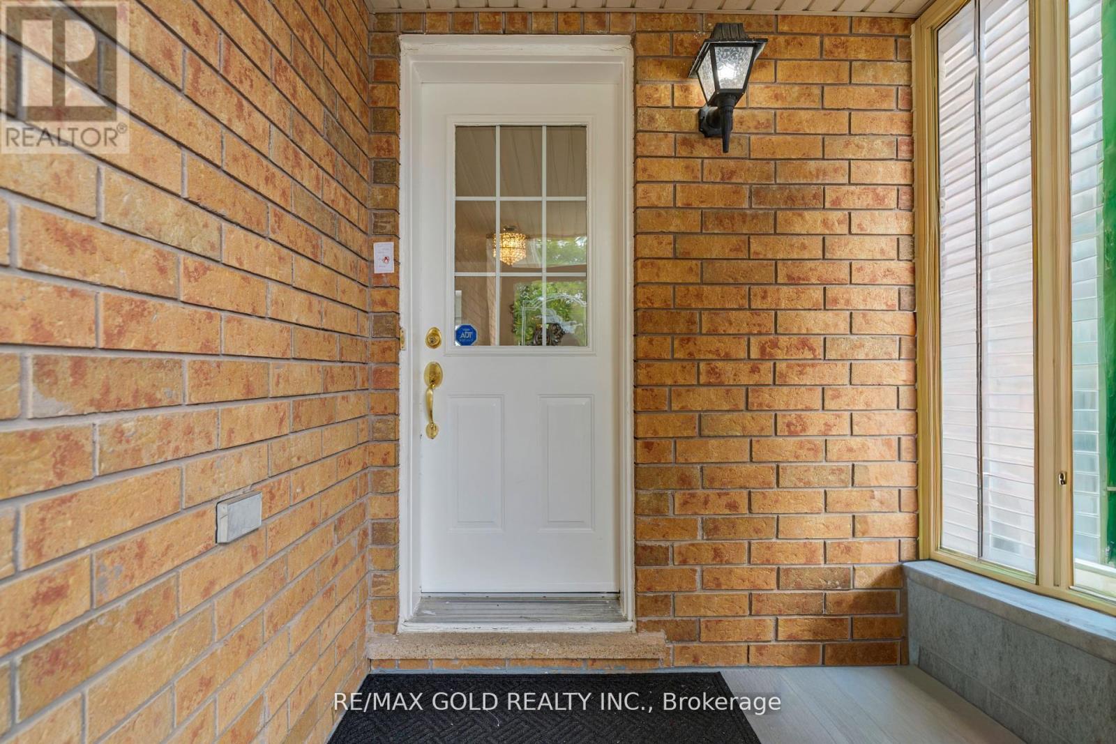 255 Brisdale Drive, Brampton (Fletcher's Meadow), Ontario  L7A 2T3 - Photo 3 - W12404710