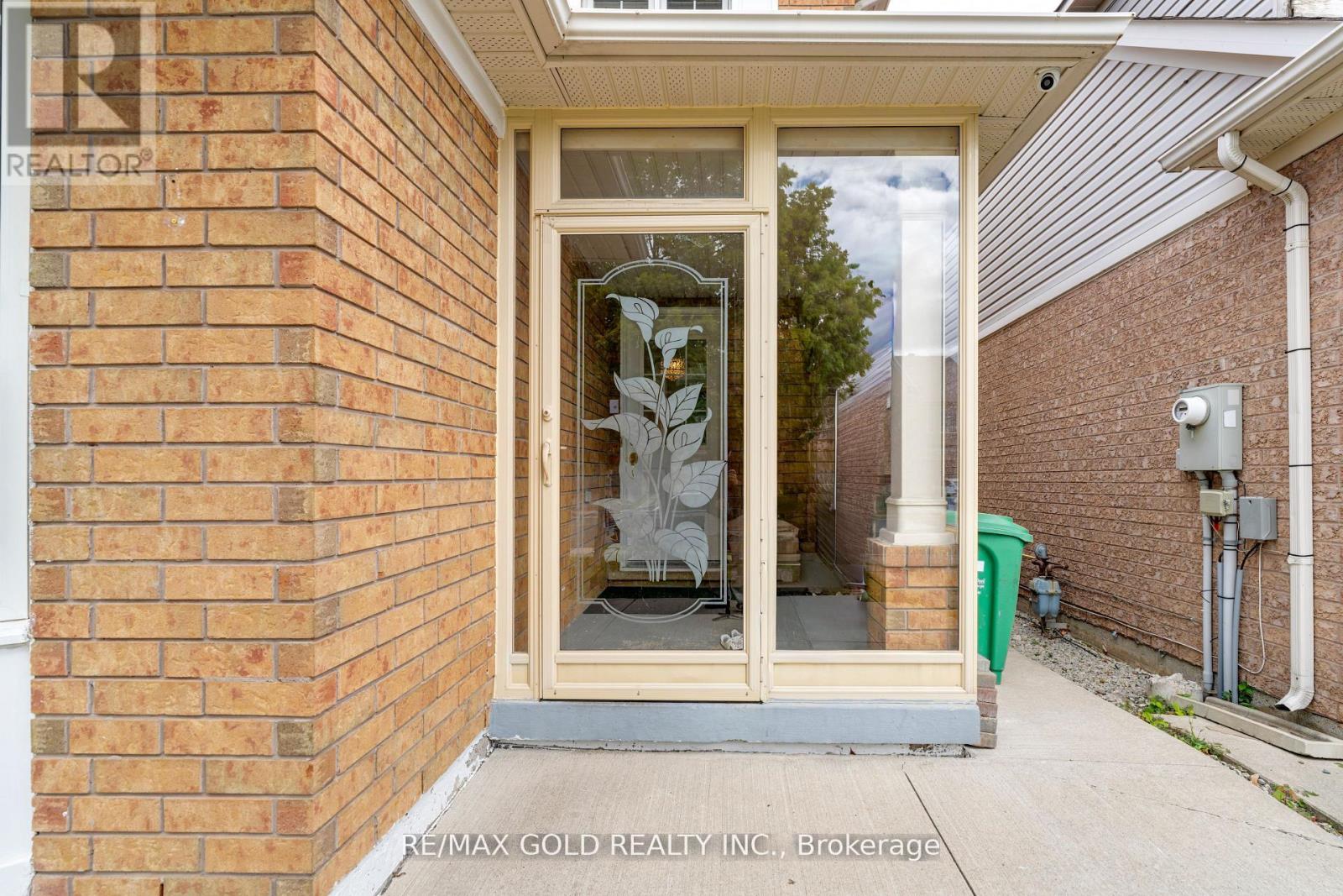 255 Brisdale Drive, Brampton (Fletcher's Meadow), Ontario  L7A 2T3 - Photo 4 - W12404710