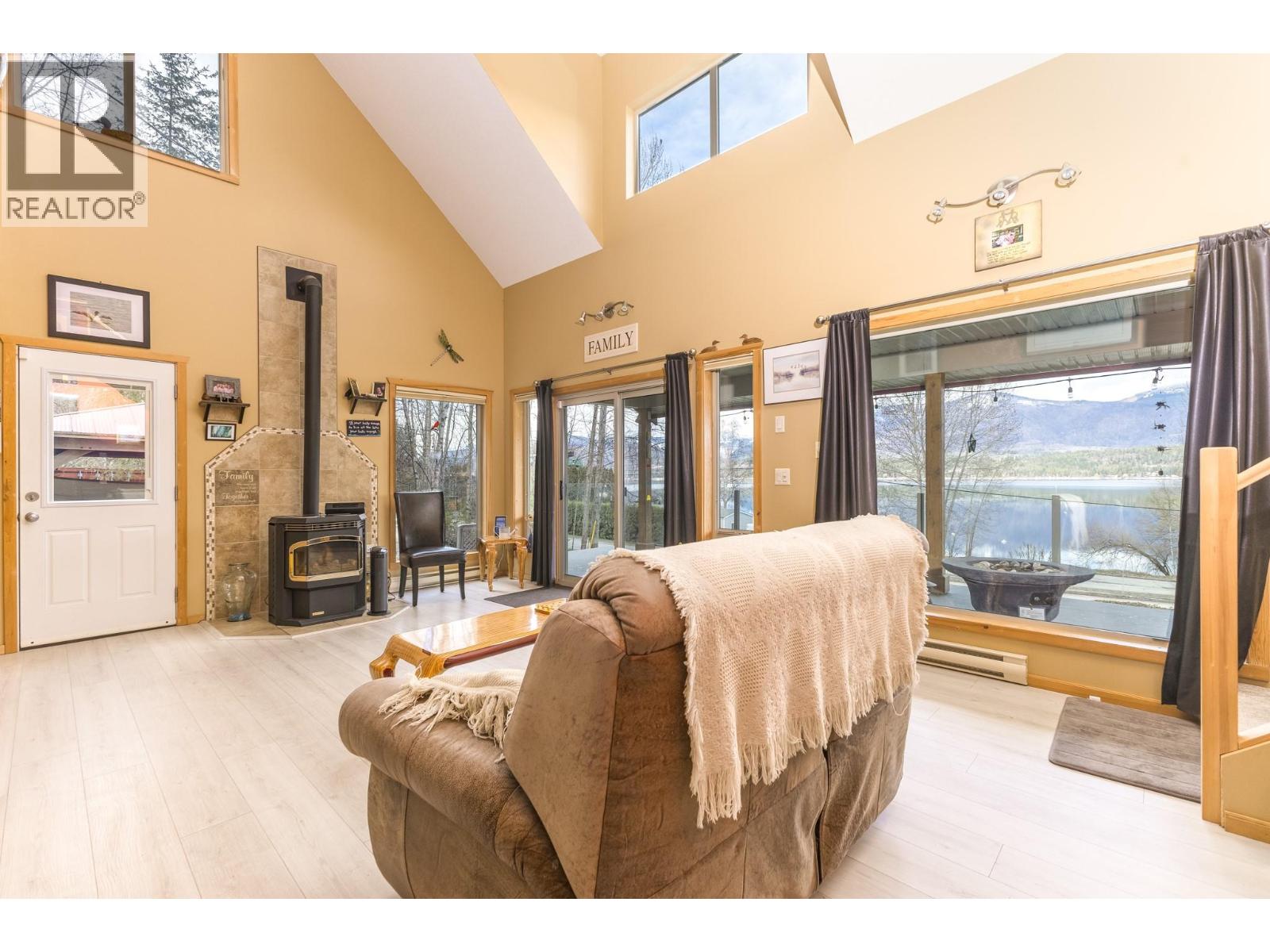 3572 Eagle Bay Road, Eagle Bay, British Columbia  V0E 1T0 - Photo 4 - 10373629