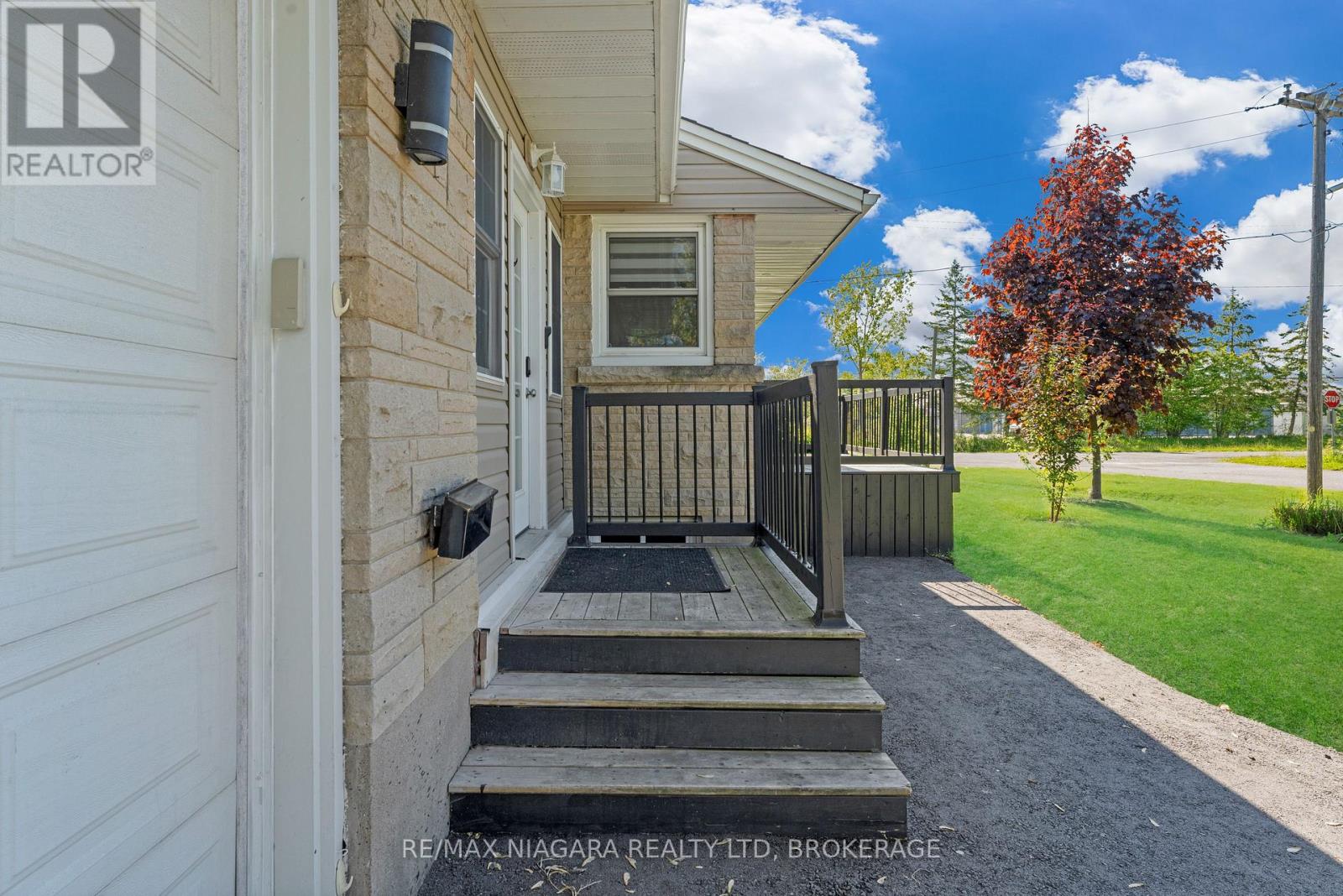 993 Bertie Street, Fort Erie, Ontario  L2A 1Z7 - Photo 3 - X12722370