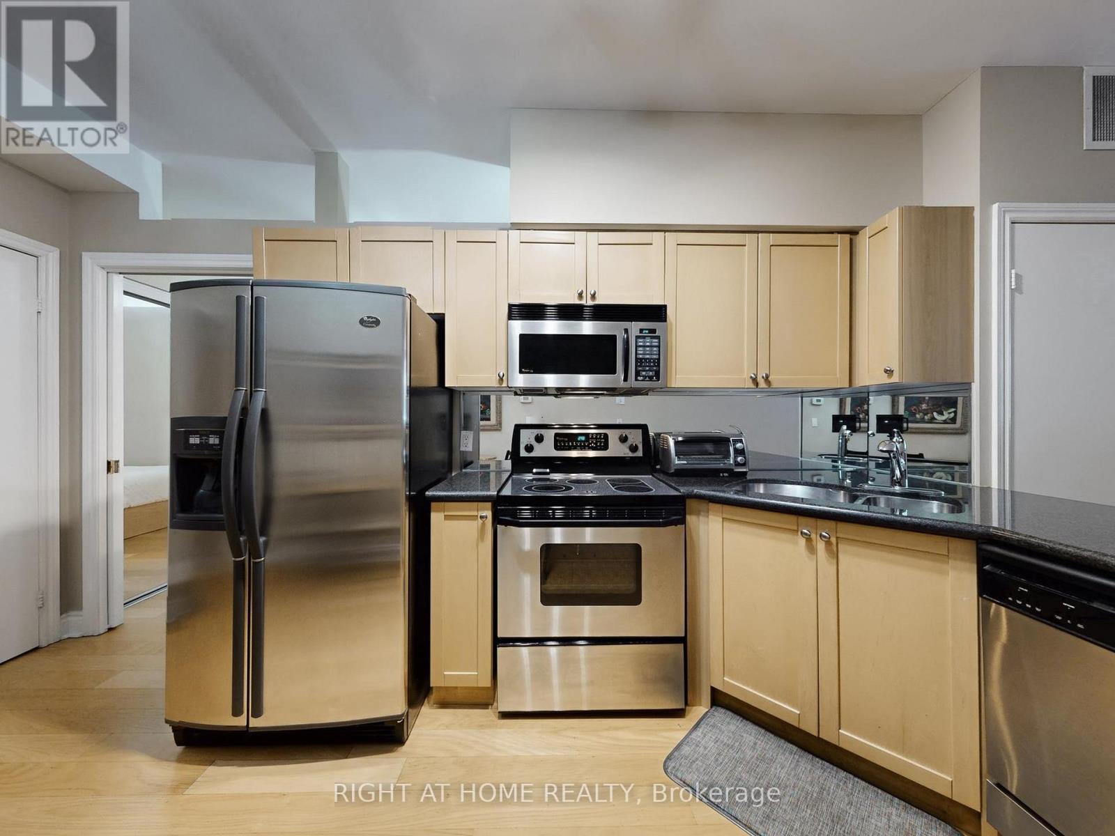 402 - 73 Richmond Street W, Toronto, Ontario  M5H 4E8 - Photo 27 - C12722374