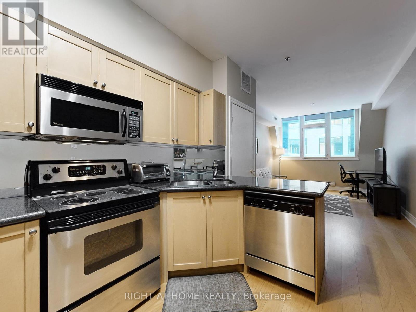 402 - 73 Richmond Street W, Toronto, Ontario  M5H 4E8 - Photo 28 - C12722374