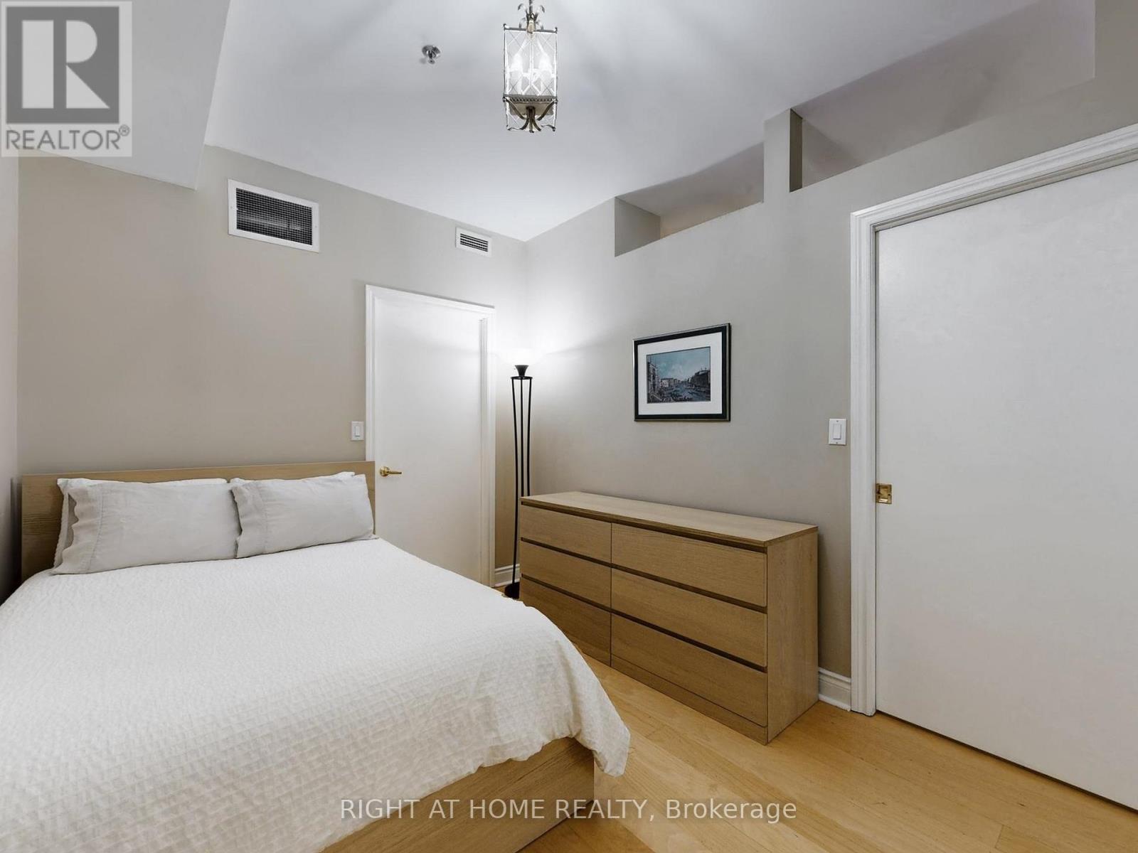 402 - 73 Richmond Street W, Toronto, Ontario  M5H 4E8 - Photo 34 - C12722374