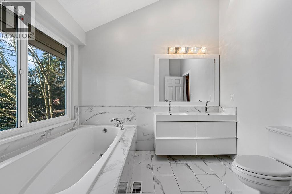 271 Montroyal Boulevard, North Vancouver, British Columbia  V7N 4E4 - Photo 23 - R3082379