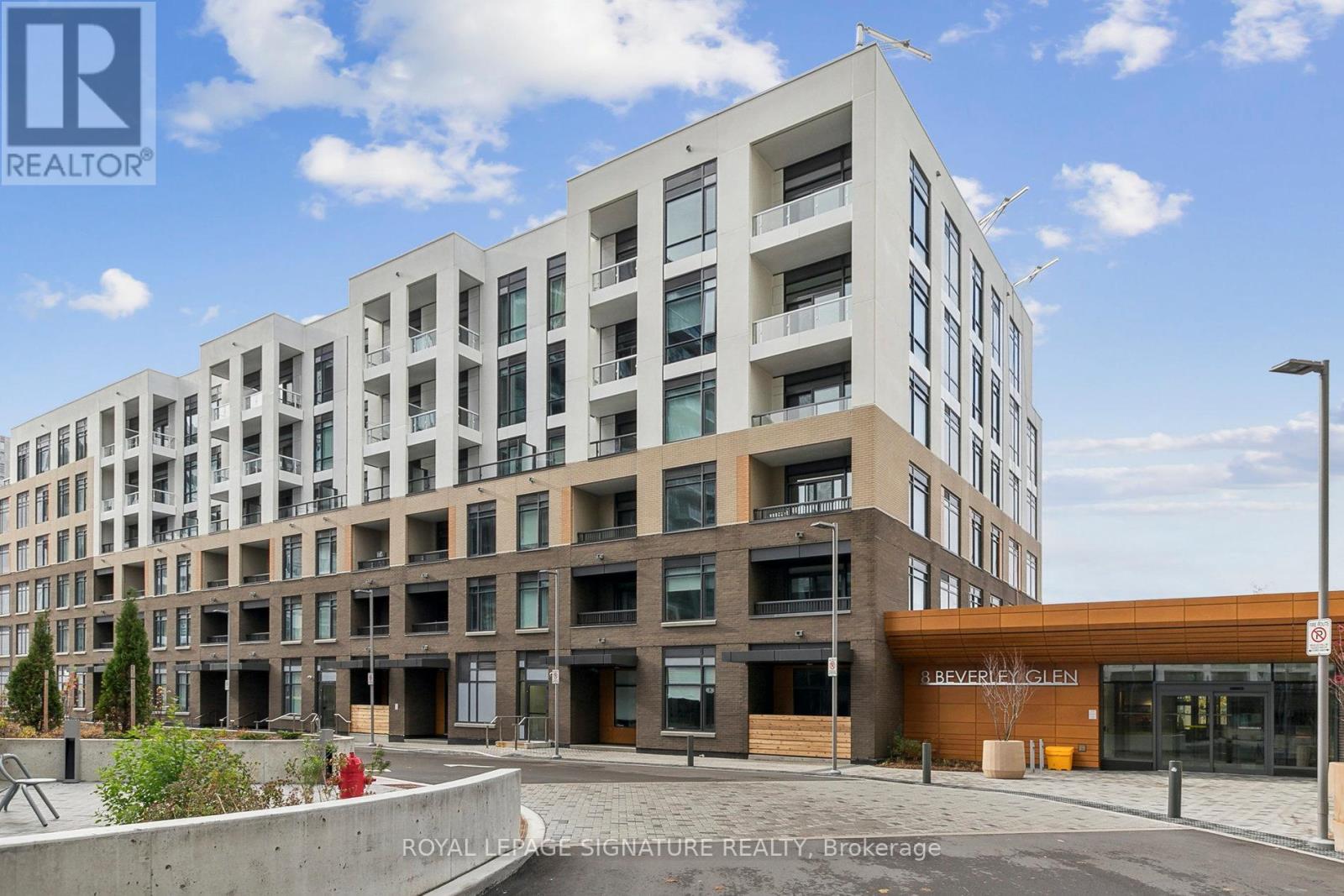 D-329 - 8 BEVERLEY GLEN BOULEVARD, Vaughan, Ontario