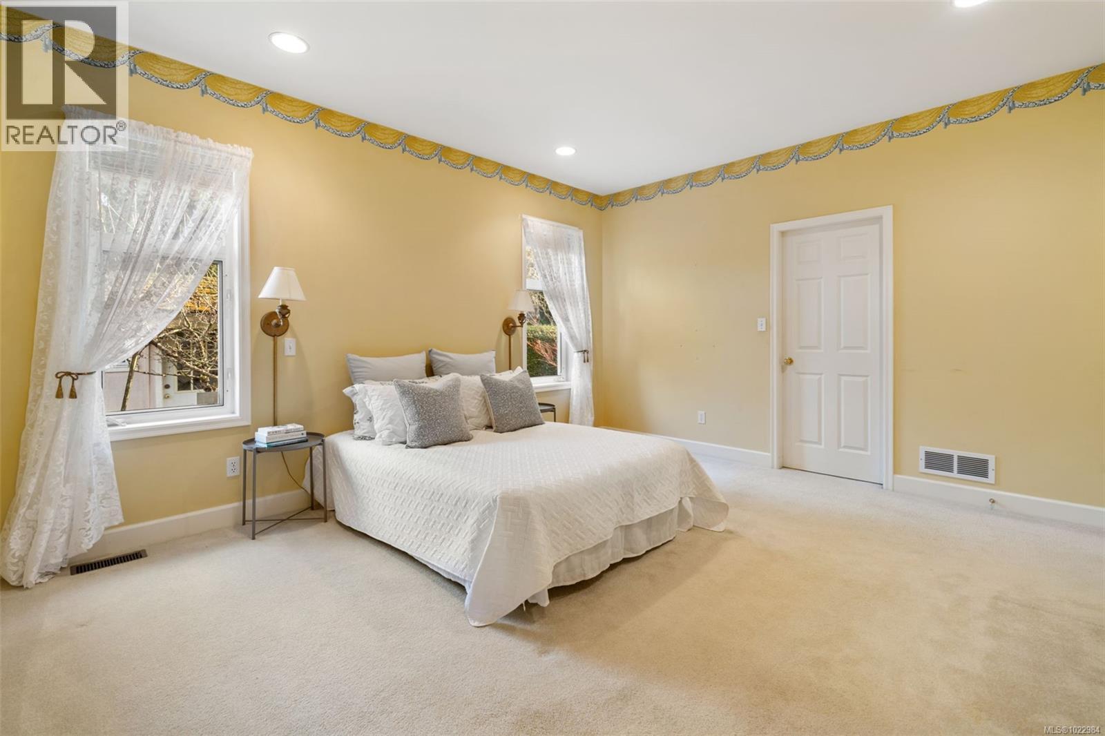 812 Del Monte Lane, Saanich, British Columbia  V8Y 3H2 - Photo 4 - 1022984