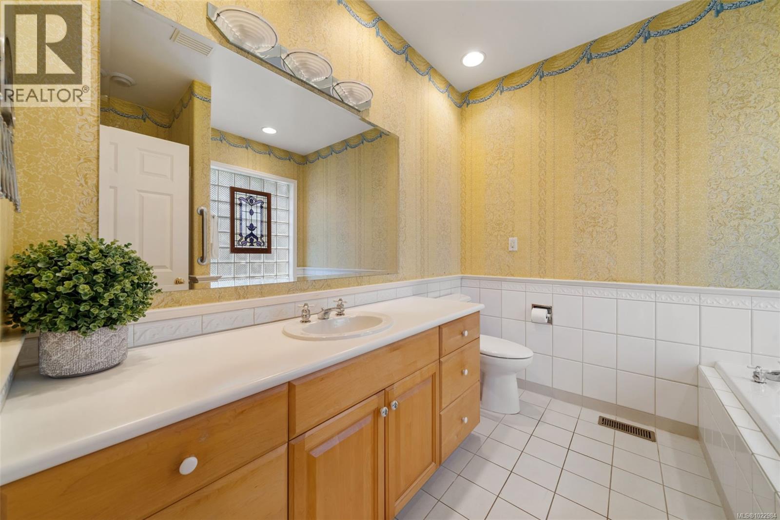 812 Del Monte Lane, Saanich, British Columbia  V8Y 3H2 - Photo 28 - 1022984