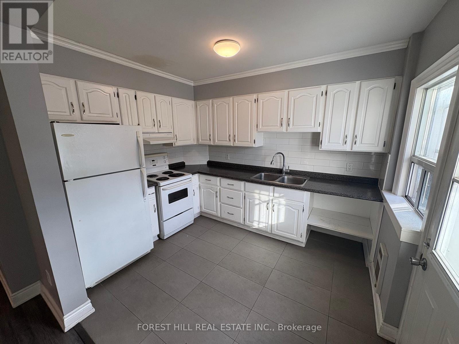 A - 739 The Queensway, Toronto, Ontario  M8Z 1M8 - Photo 2 - W12722584