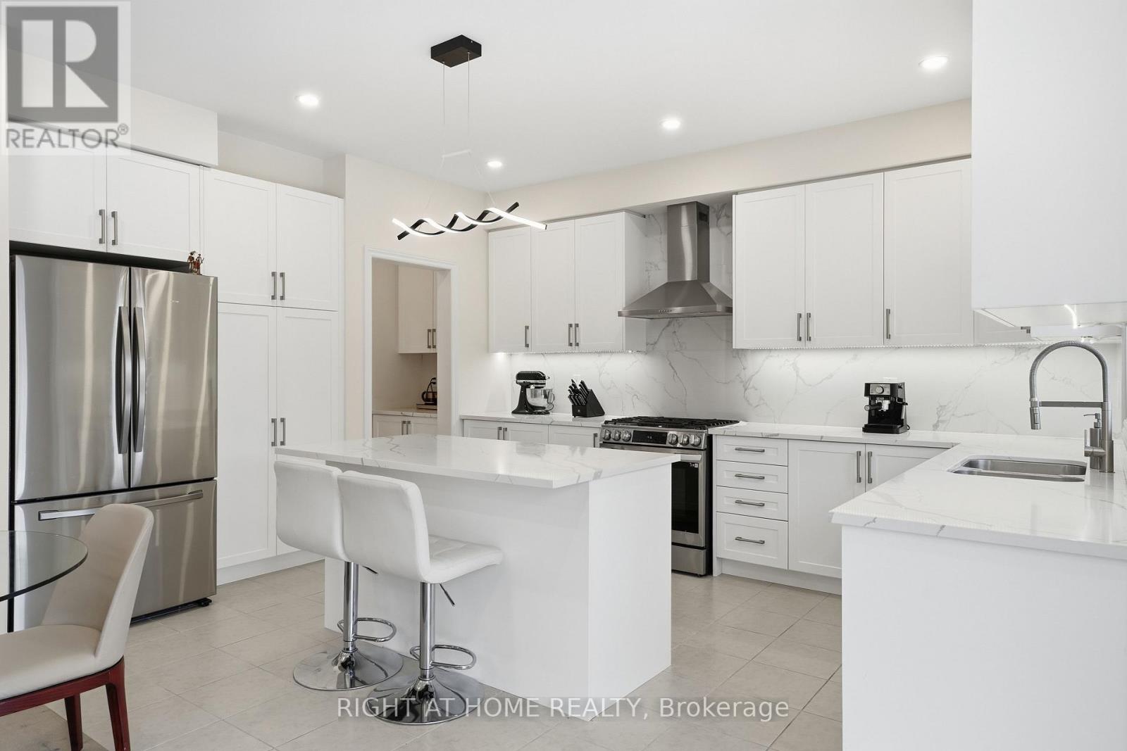 58 Charles White Court, East Gwillimbury, Ontario  L9N 0T7 - Photo 19 - N12722680