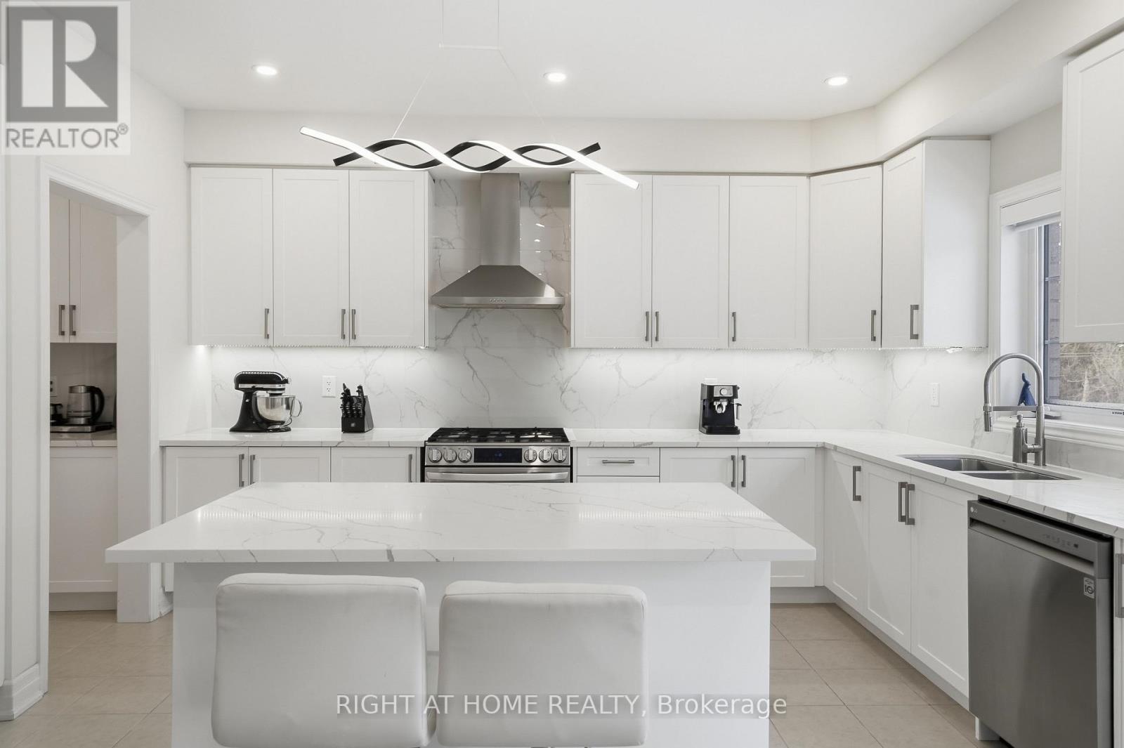 58 Charles White Court, East Gwillimbury, Ontario  L9N 0T7 - Photo 21 - N12722680