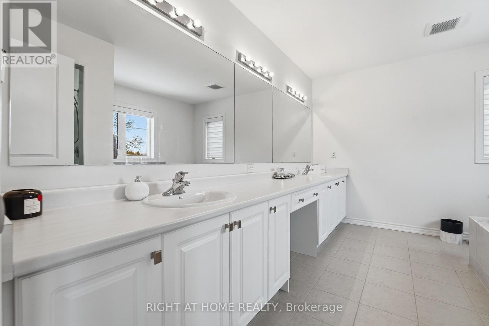 58 Charles White Court, East Gwillimbury, Ontario  L9N 0T7 - Photo 31 - N12722680