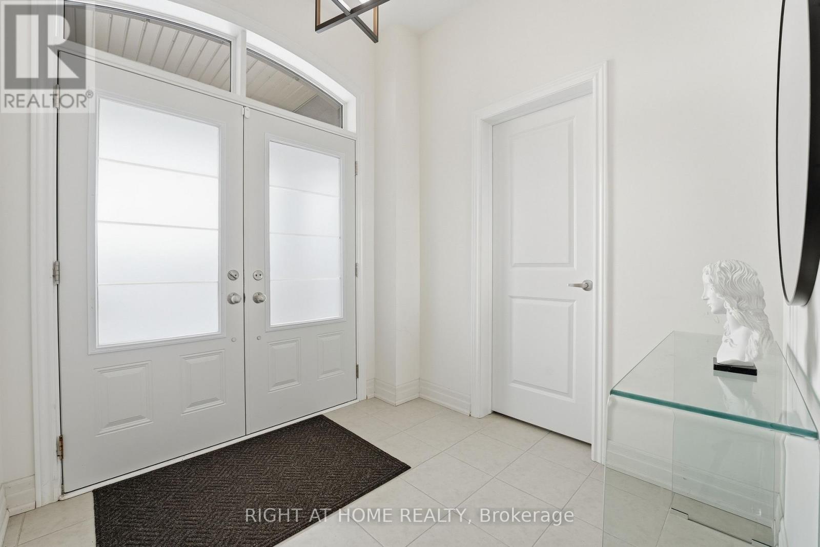 58 Charles White Court, East Gwillimbury, Ontario  L9N 0T7 - Photo 7 - N12722680