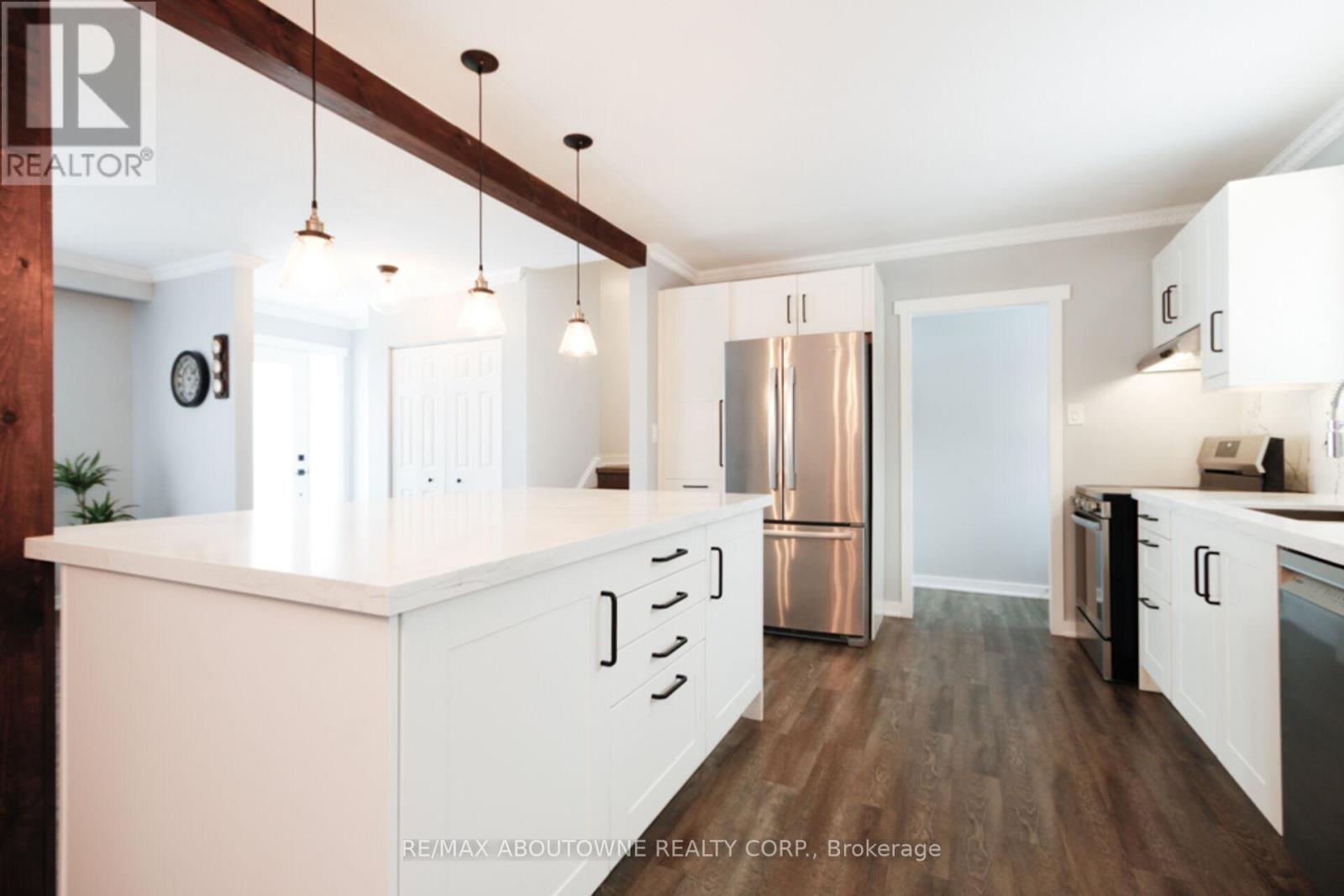 626 Cape Avenue, Burlington, Ontario  L7L 4M6 - Photo 10 - W12722618