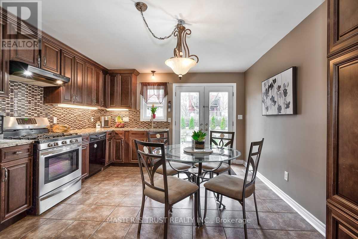 262 Queen Mary Drive, Oakville, Ontario  L6K 3L2 - Photo 3 - W12722696