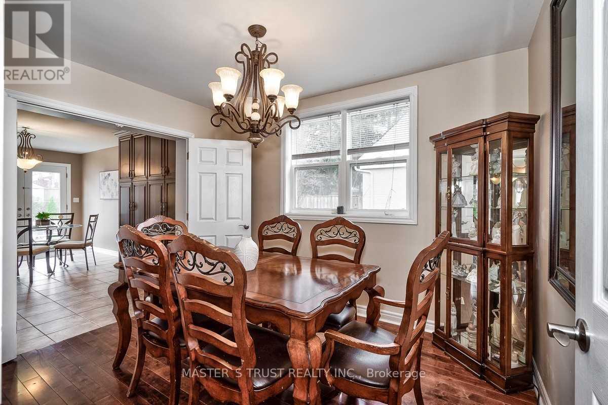 262 Queen Mary Drive, Oakville, Ontario  L6K 3L2 - Photo 4 - W12722696