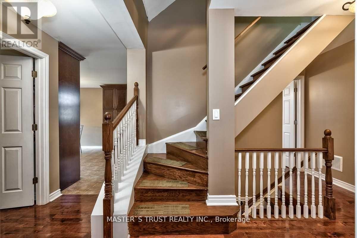 262 Queen Mary Drive, Oakville, Ontario  L6K 3L2 - Photo 5 - W12722696