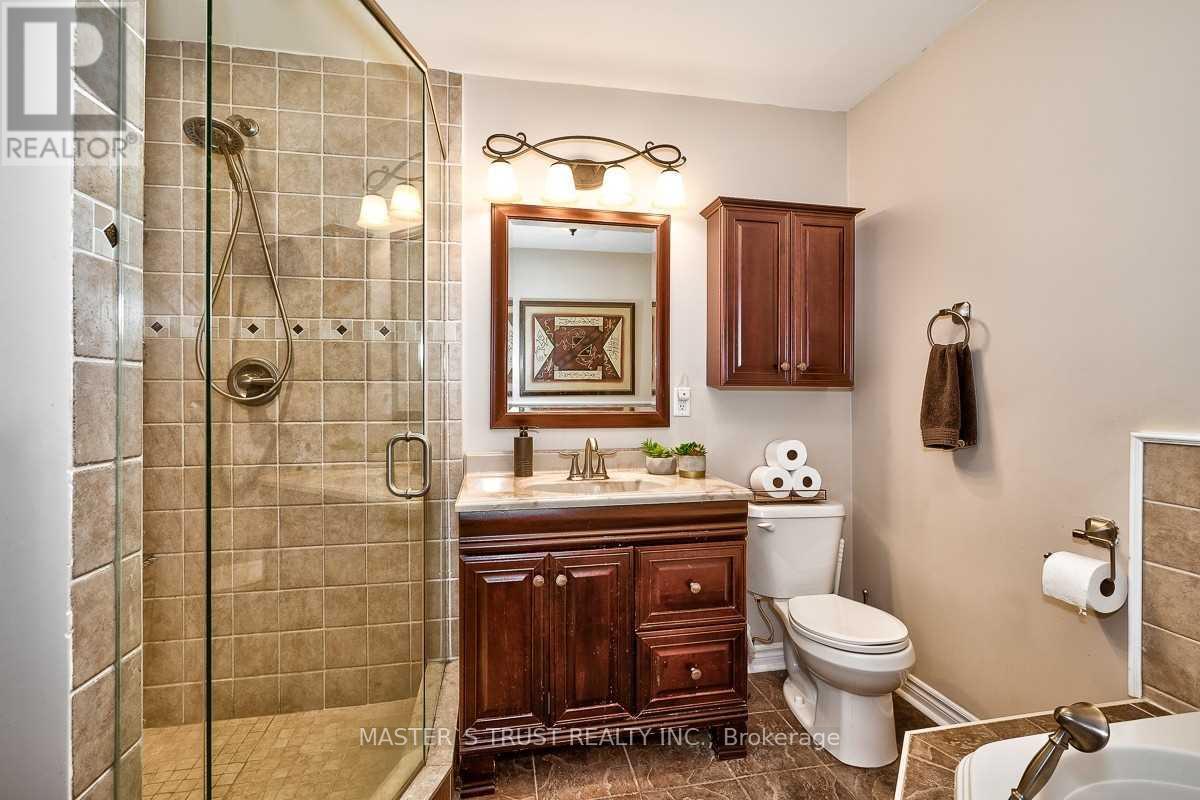 262 Queen Mary Drive, Oakville, Ontario  L6K 3L2 - Photo 6 - W12722696