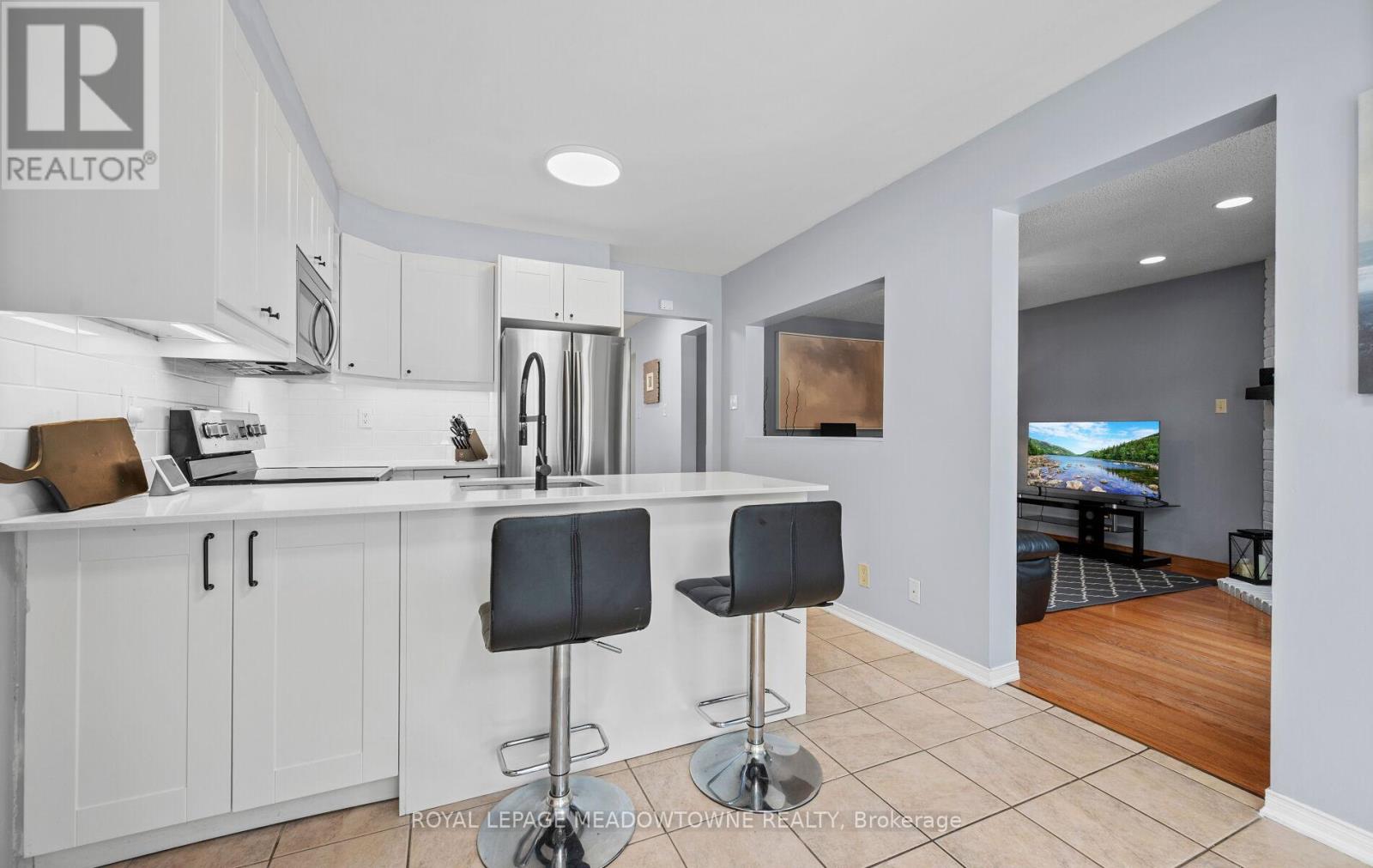 16 Cox Crescent, Brampton, Ontario  L6X 3H1 - Photo 2 - W12610182