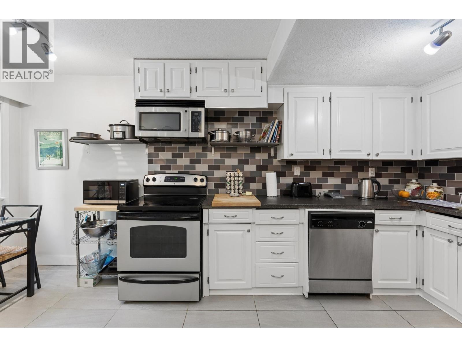 2060 Deep Cove Crescent, North Vancouver, British Columbia  V7G 1T2 - Photo 8 - R3082432