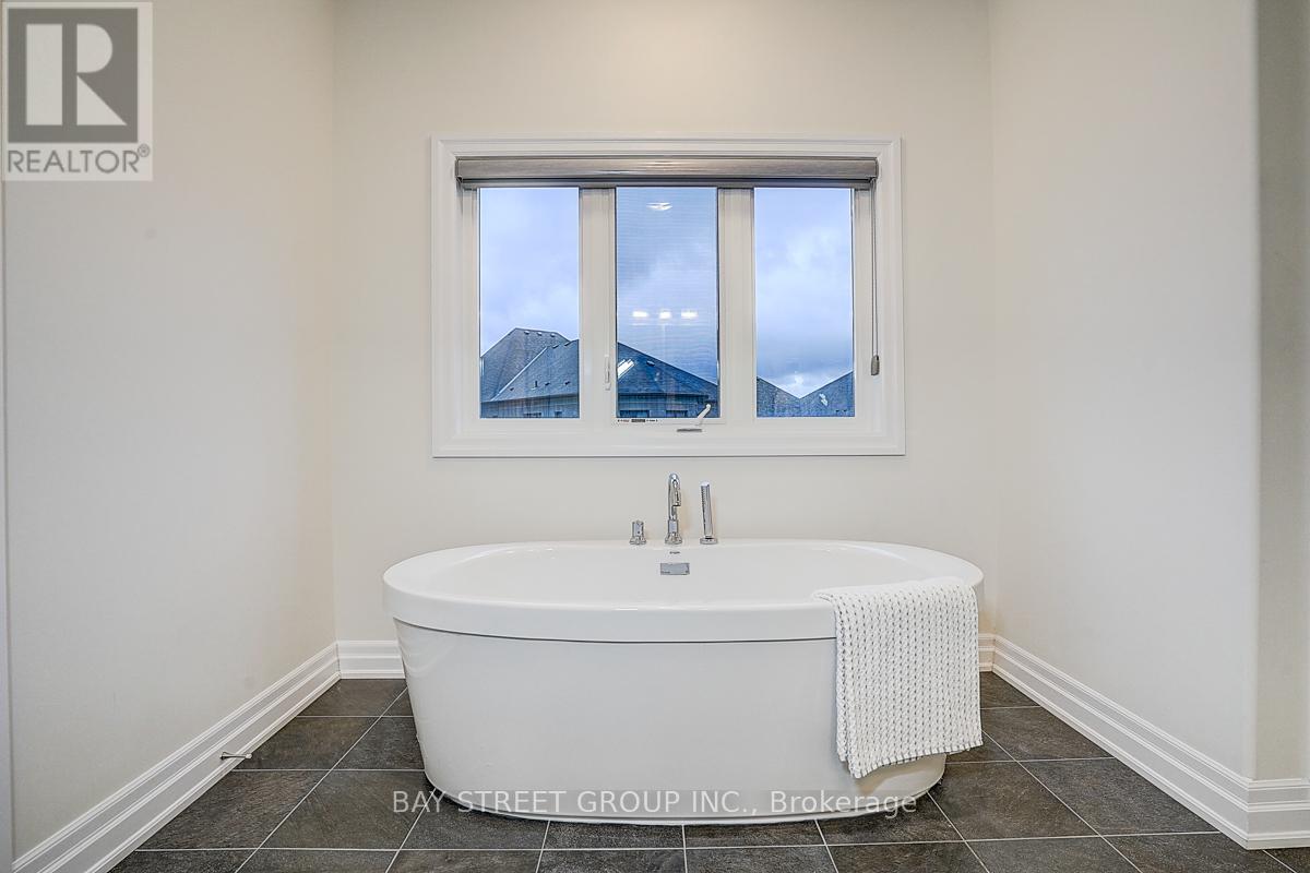 16 Botelho Circle, Aurora, Ontario  L4G 3X3 - Photo 30 - N12722808