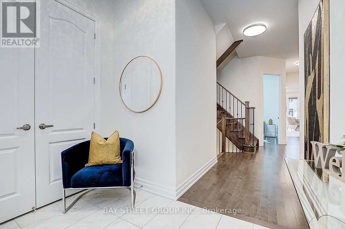 16 Botelho Circle, Aurora, Ontario  L4G 3X3 - Photo 4 - N12722808