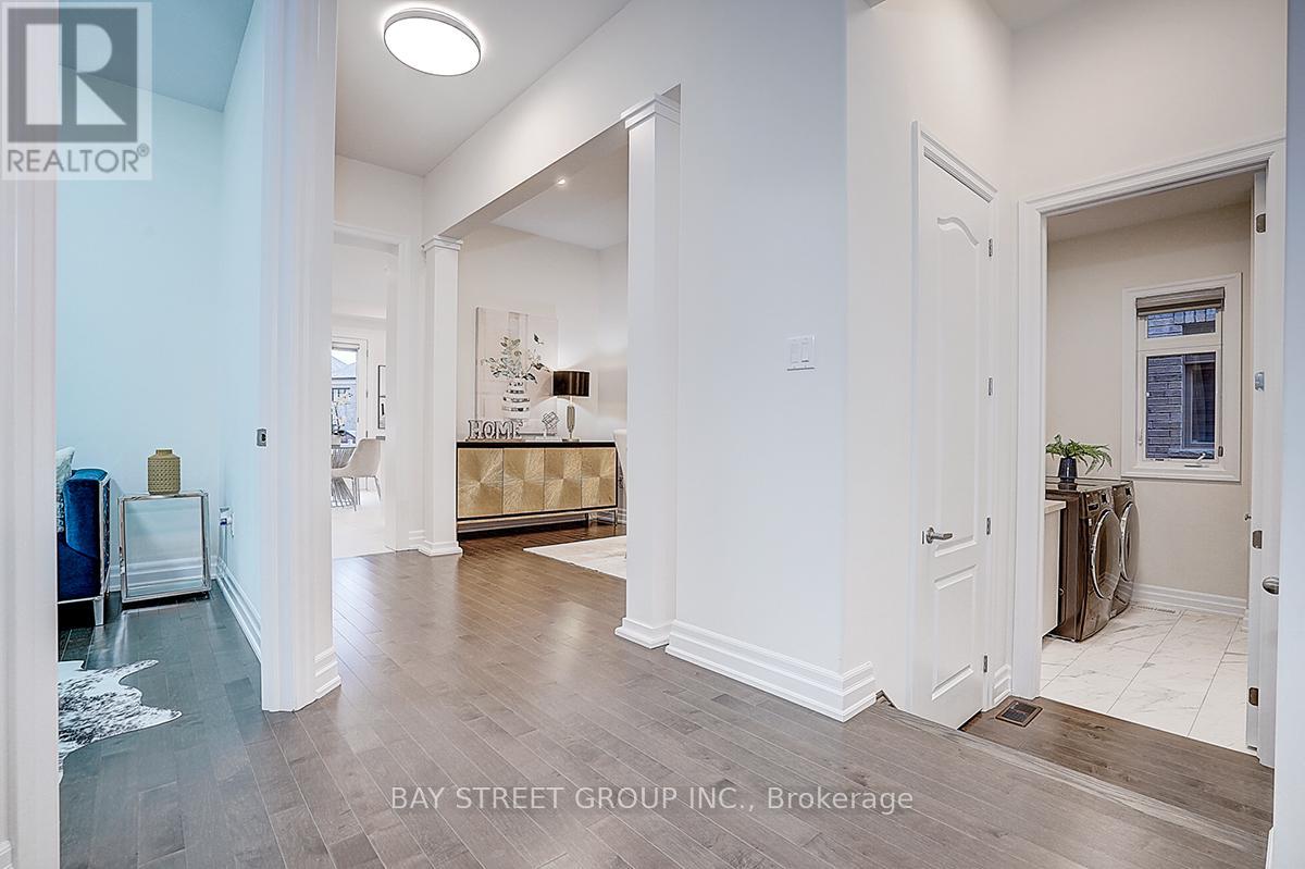 16 Botelho Circle, Aurora, Ontario  L4G 3X3 - Photo 6 - N12722808