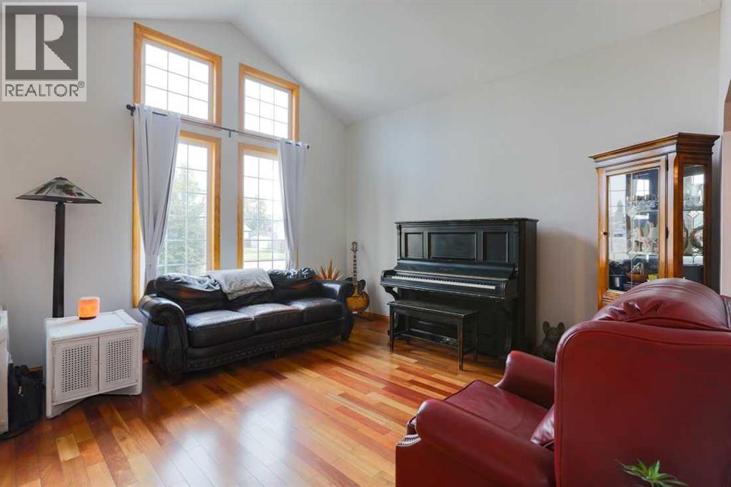 1118 Maple Avenue, Crossfield, Alberta  T0M 0S0 - Photo 2 - A2256547