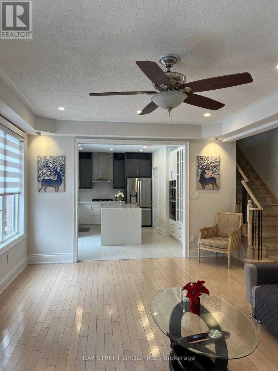 #upper - 54 Kingshill Road, Richmond Hill (Oak Ridges), Ontario  L4E 4E8 - Photo 10 - N12722844