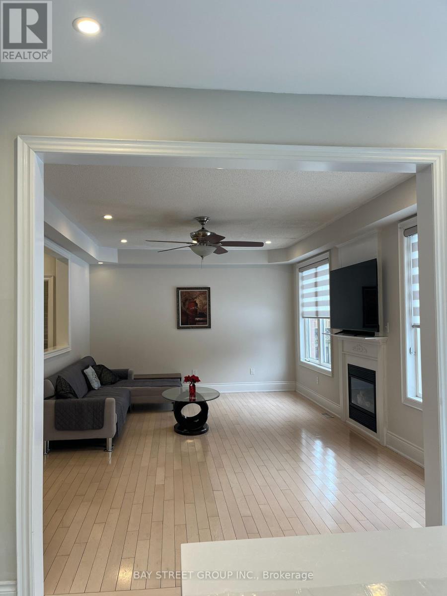 #upper - 54 Kingshill Road, Richmond Hill (Oak Ridges), Ontario  L4E 4E8 - Photo 8 - N12722844