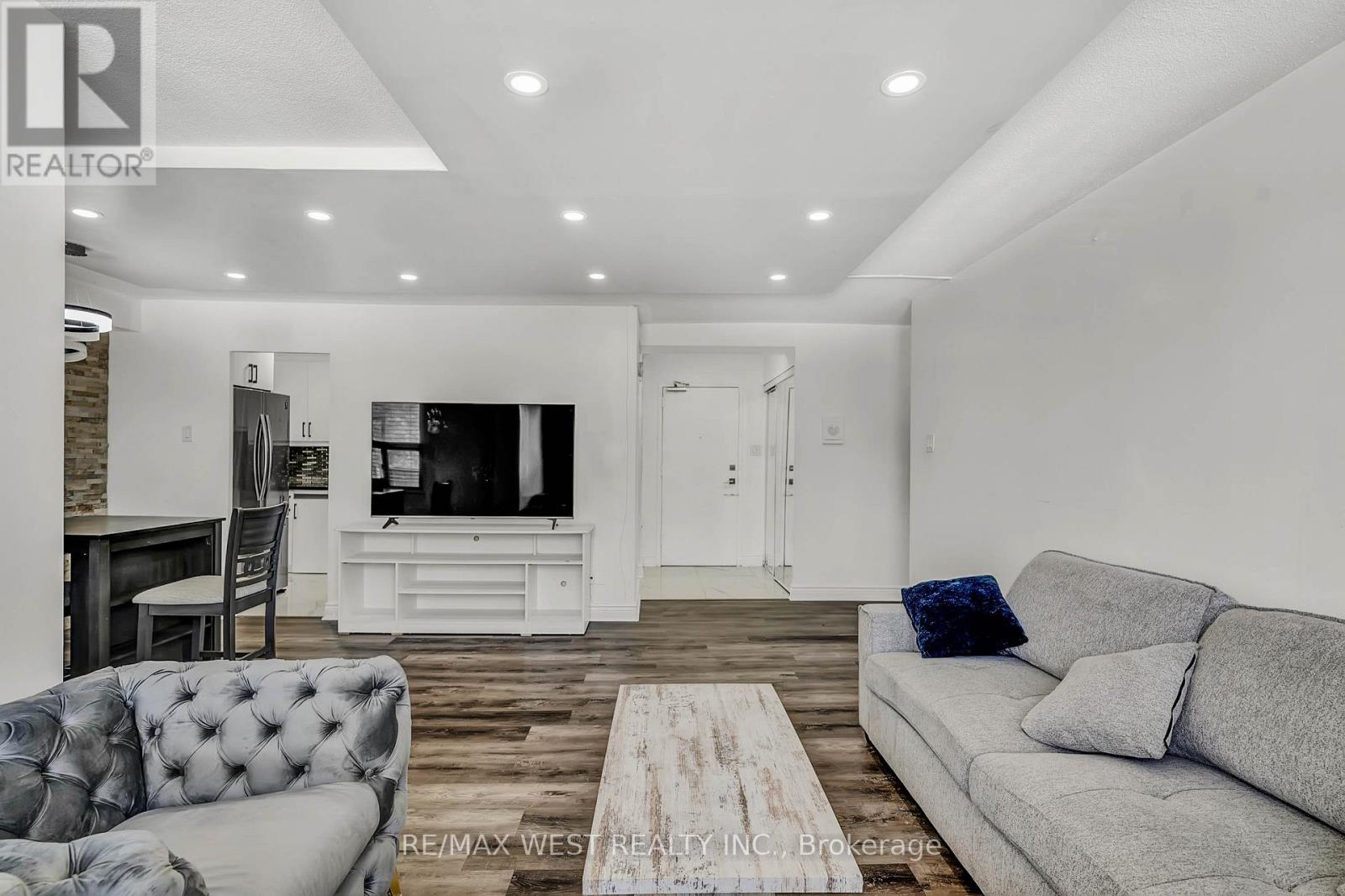 2825 Islington Avenue, Toronto, Ontario M9L 2K1 - Photo 11 - W12722820