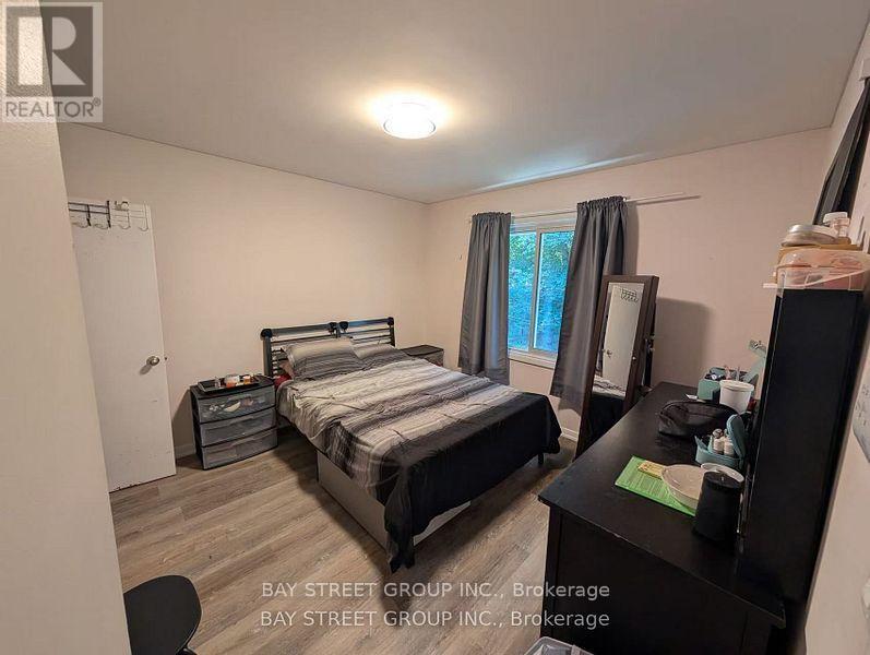 8 Storey Crescent, Toronto, Ontario  M9B 3C8 - Photo 11 - W12722854