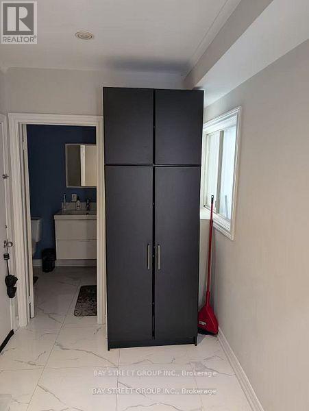 8 Storey Crescent, Toronto, Ontario  M9B 3C8 - Photo 16 - W12722854