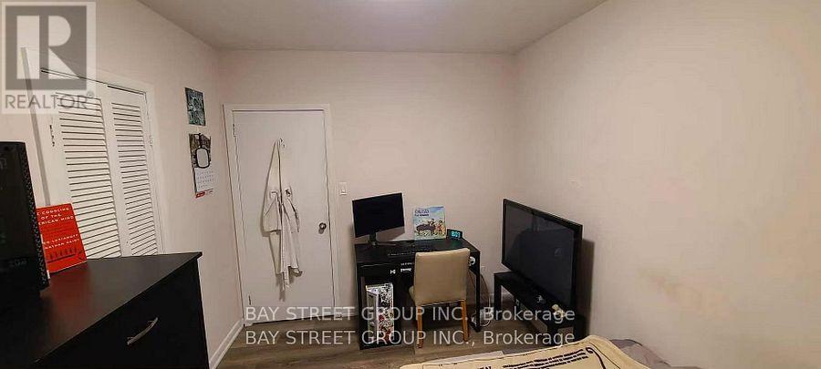 8 Storey Crescent, Toronto, Ontario  M9B 3C8 - Photo 6 - W12722854