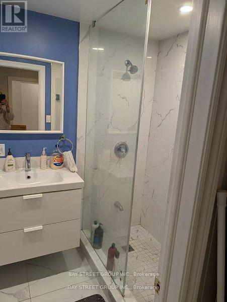 8 Storey Crescent, Toronto, Ontario  M9B 3C8 - Photo 8 - W12722854