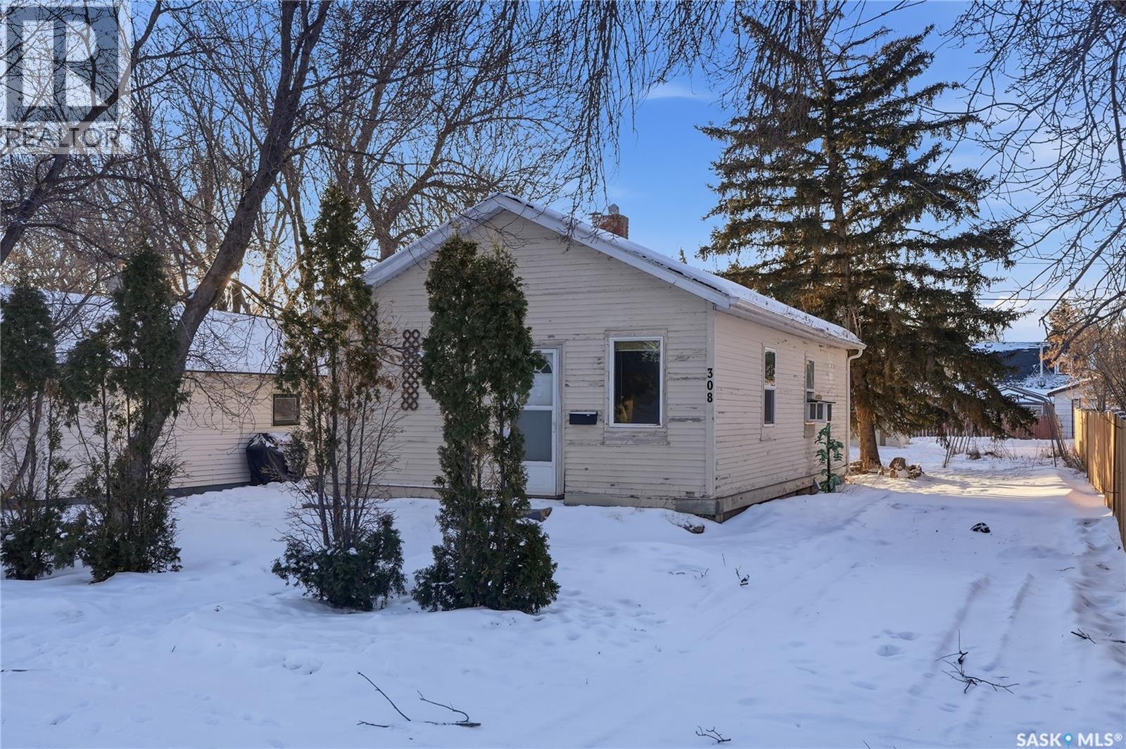 308 1st Street E, Delisle, Saskatchewan  S0L 0P0 - Photo 1 - SK027151