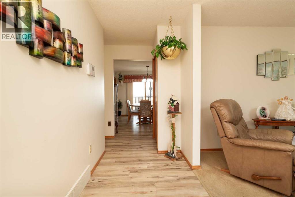 83 Elm Crescent S, Lethbridge, Alberta  T1K 4W8 - Photo 3 - A2280111