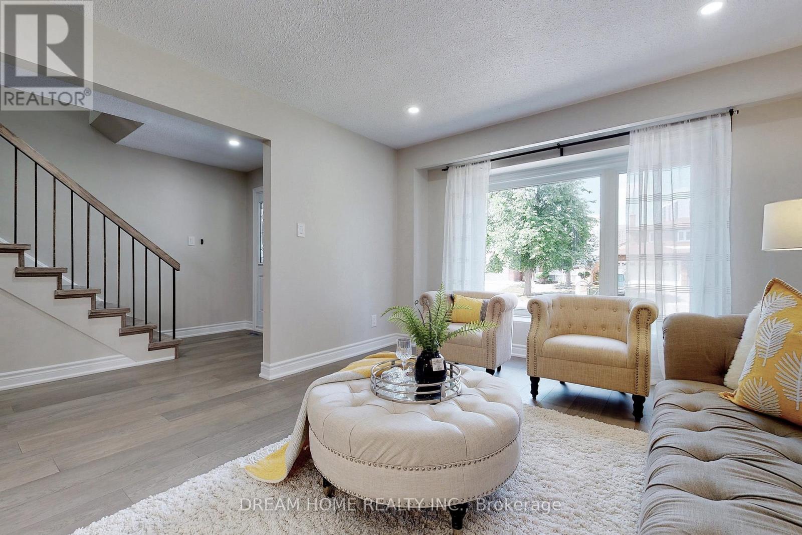 114 Mossbrook Crescent, Toronto (Steeles), Ontario  M1W 2W9 - Photo 4 - E12722914