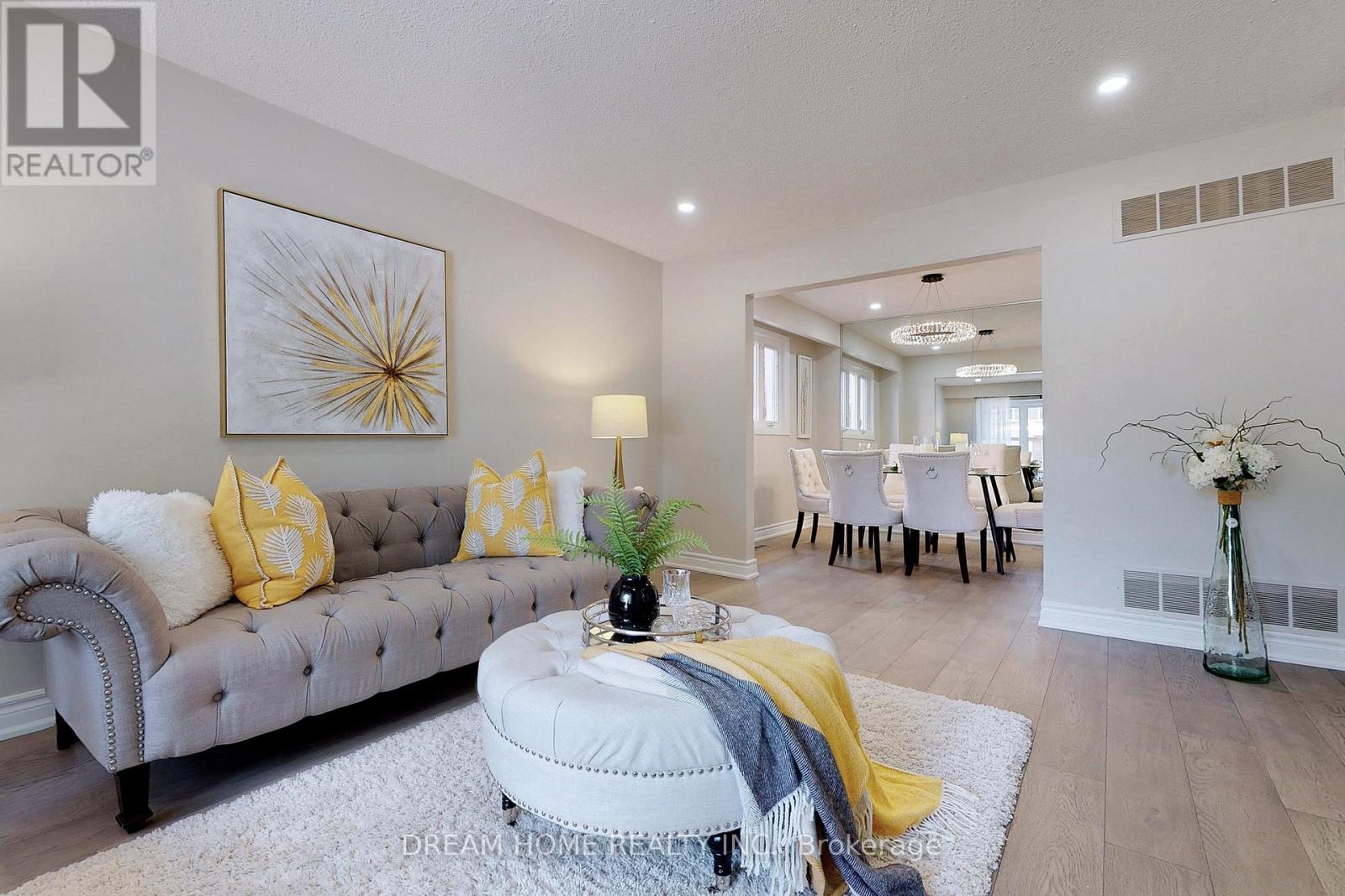 114 Mossbrook Crescent, Toronto (Steeles), Ontario  M1W 2W9 - Photo 5 - E12722914