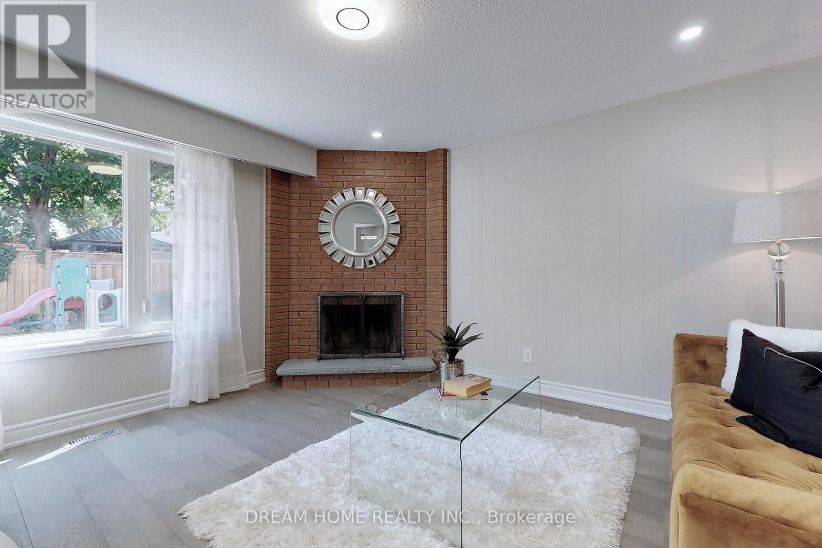 114 Mossbrook Crescent, Toronto (Steeles), Ontario  M1W 2W9 - Photo 9 - E12722914