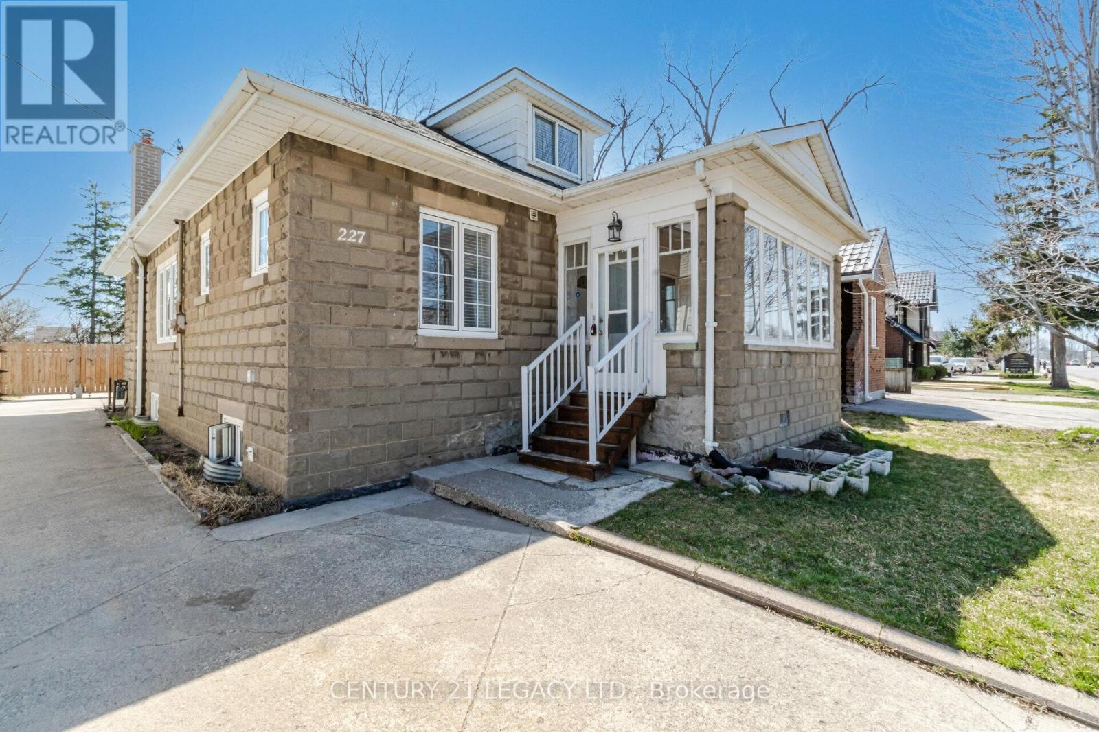 227 Queen Street W, Brampton (Downtown Brampton), Ontario  L6Y 1M6 - Photo 2 - W12722908