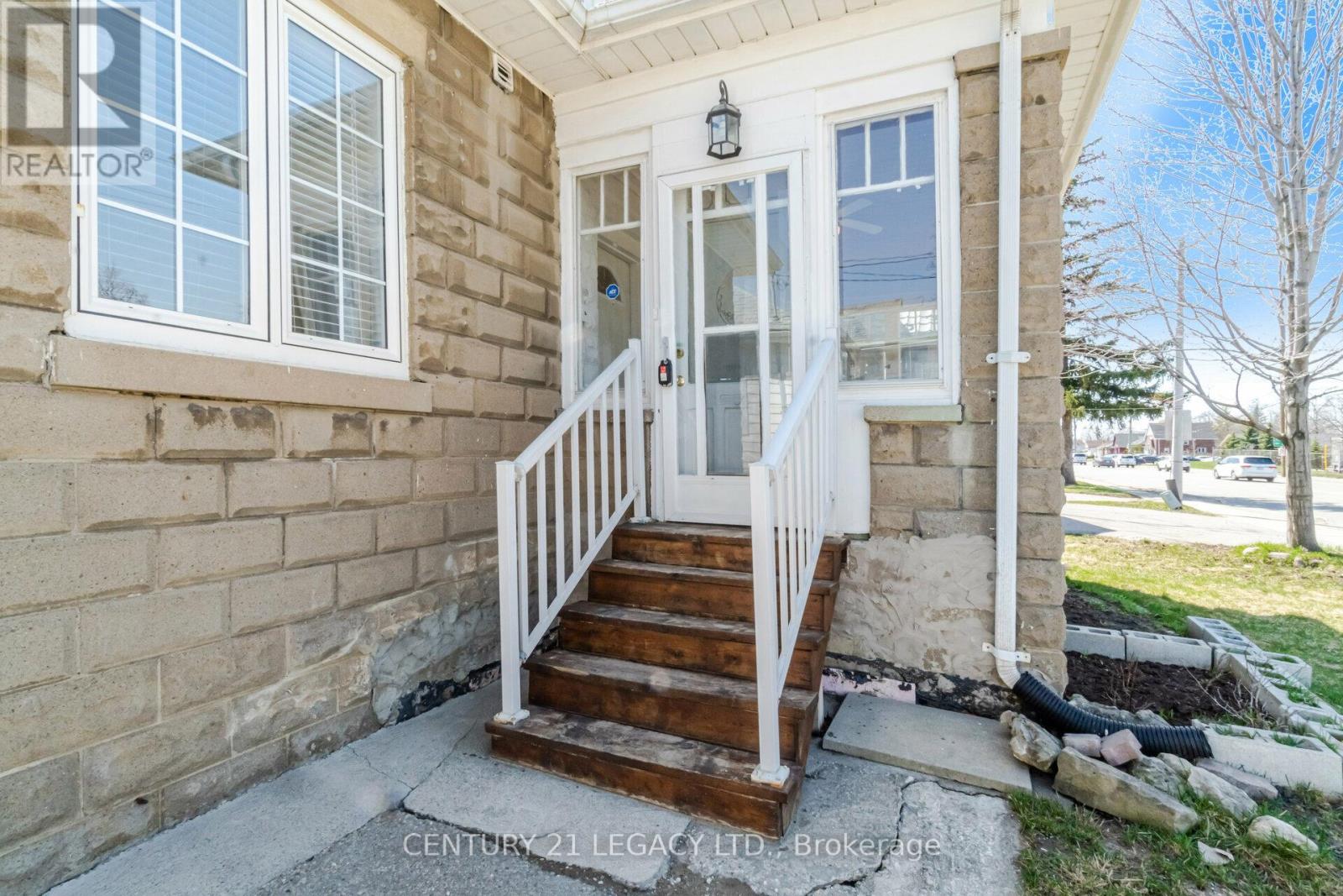 227 Queen Street W, Brampton (Downtown Brampton), Ontario  L6Y 1M6 - Photo 3 - W12722908