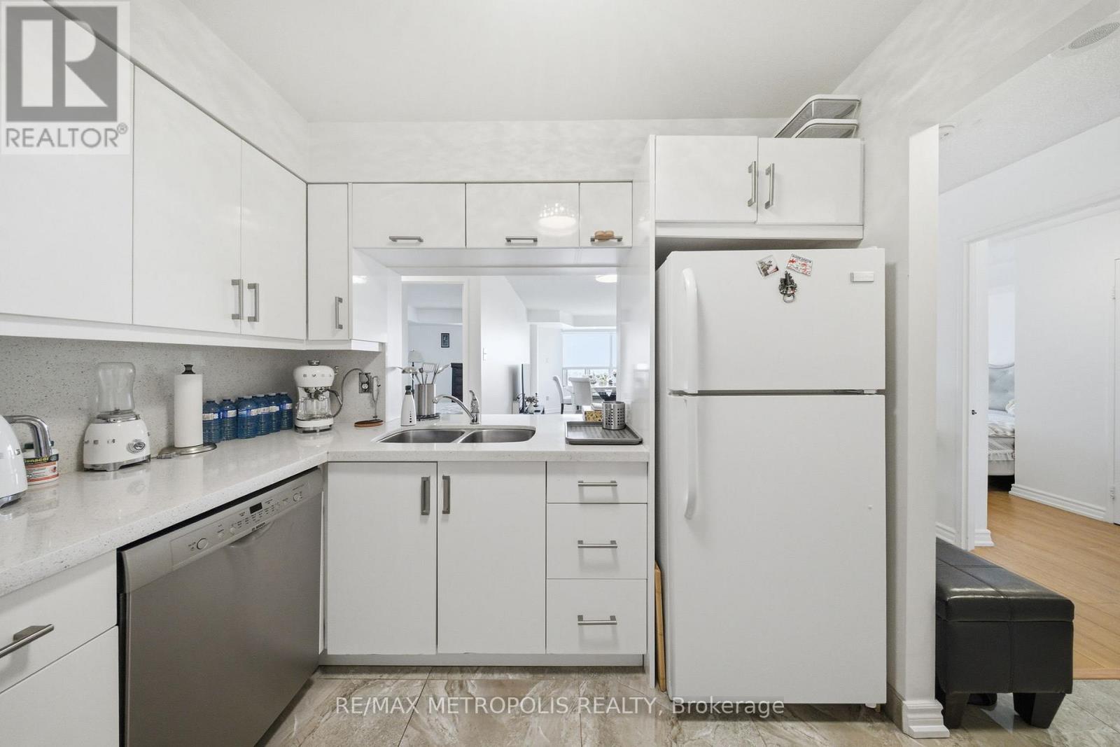 1501 - 11 Townsgate Drive, Vaughan, Ontario  L4J 8G4 - Photo 10 - N12722930