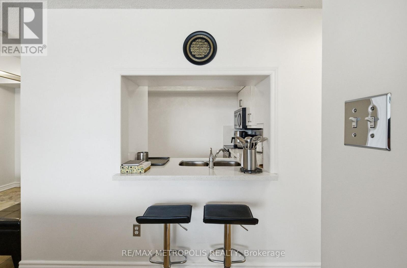 1501 - 11 Townsgate Drive, Vaughan, Ontario  L4J 8G4 - Photo 11 - N12722930