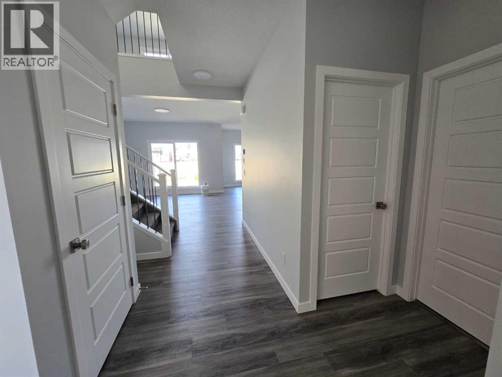 512 Baywater Manor Sw, Airdrie, Alberta  T4B 5R5 - Photo 4 - A2269934