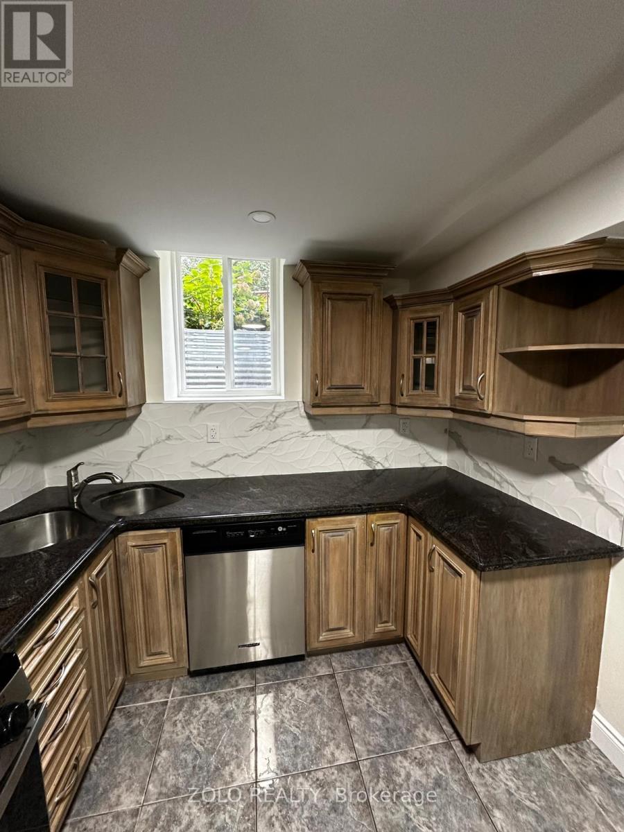 7327 Glamorgan Way, Mississauga, Ontario  L5N 7Z3 - Photo 7 - W12722970